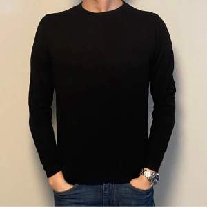 Hej! Säljer nu denna super schyssta merinoull tröja från zara. Tröjan har inga defekter. Modellen är 184cm och väger 70kg