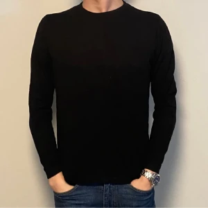 Merinoull tröja  - Hej! Säljer nu denna super schyssta merinoull tröja från zara. Tröjan har inga defekter. Modellen är 184cm och väger 70kg