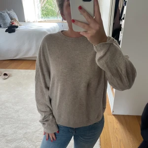  kashmire tröja - Säljer denna beiga kashmiretröjan från hm, köpt för ett år sedan för 1200kr. Använd men i bra skick, inte nopprig och inga defekter. Använder den inte längre så därför säljer jag.