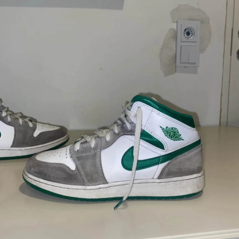 Jag säljer ett par Jordan Air skor i färgen vitt,grön och grå. Skorna är köpta i Kanada har används väldigt ofta, de har små skråmor som knappt märks. Skorna är i storlek 40. Köpte skorna för runt 2500.. Skor.