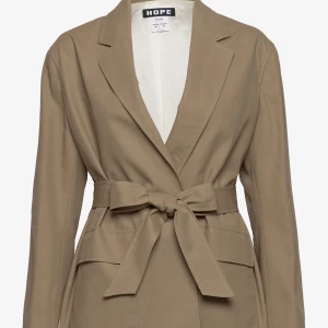 Hope belted blazer  - En otroligt fin beige blazer med skärp från HOPE, lite som en kort trenchcoat. Nypris 3500kr, aldrig använd. Sitter tyvärr inte som jag tänkt mig.