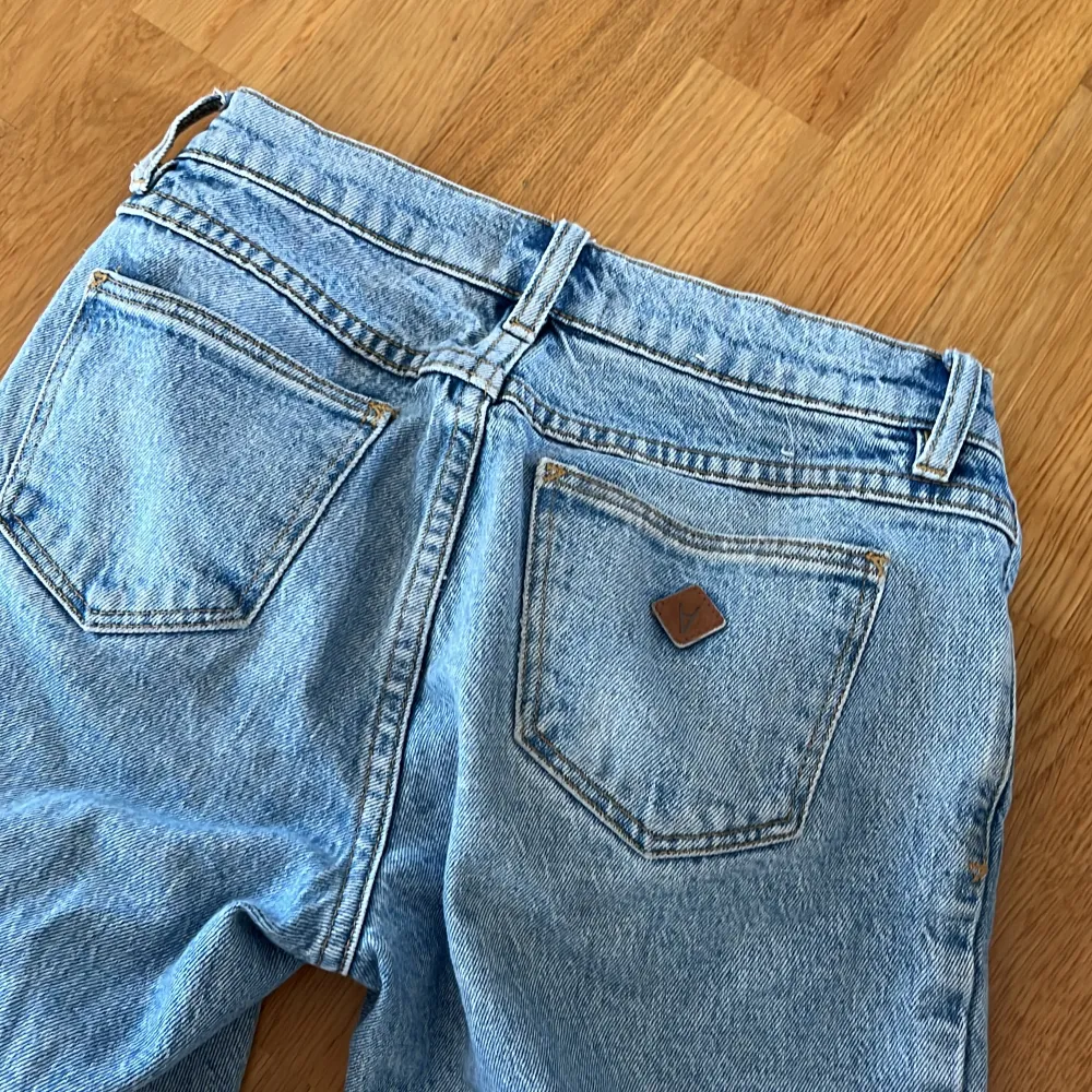 Hej jag säljer mina Abrand jeans då de är lite för stora, jag är 155 och de är uppsydda i butik så att de ska var lagom längd💗 Jeansen är i bra skick o ja köpte de för 900kr💗. Jeans & Byxor.