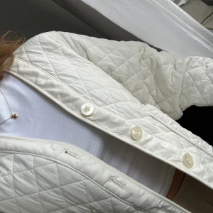 Trendig & Other Stories Quilted Jacka - Mycket bra skick. Creme vit färgad lite boxy quiltad jacka med monotona knappar. Perfekta vår/sommar jackan! 