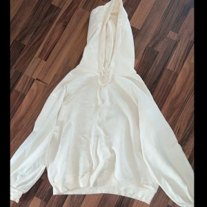 Krämvit hoodie - Säljer då jag rensar garderoben 