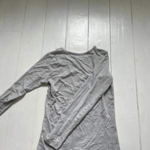 En vanlig grå basic tröja från Cubus i storlek XS. Aldrig använd!💕