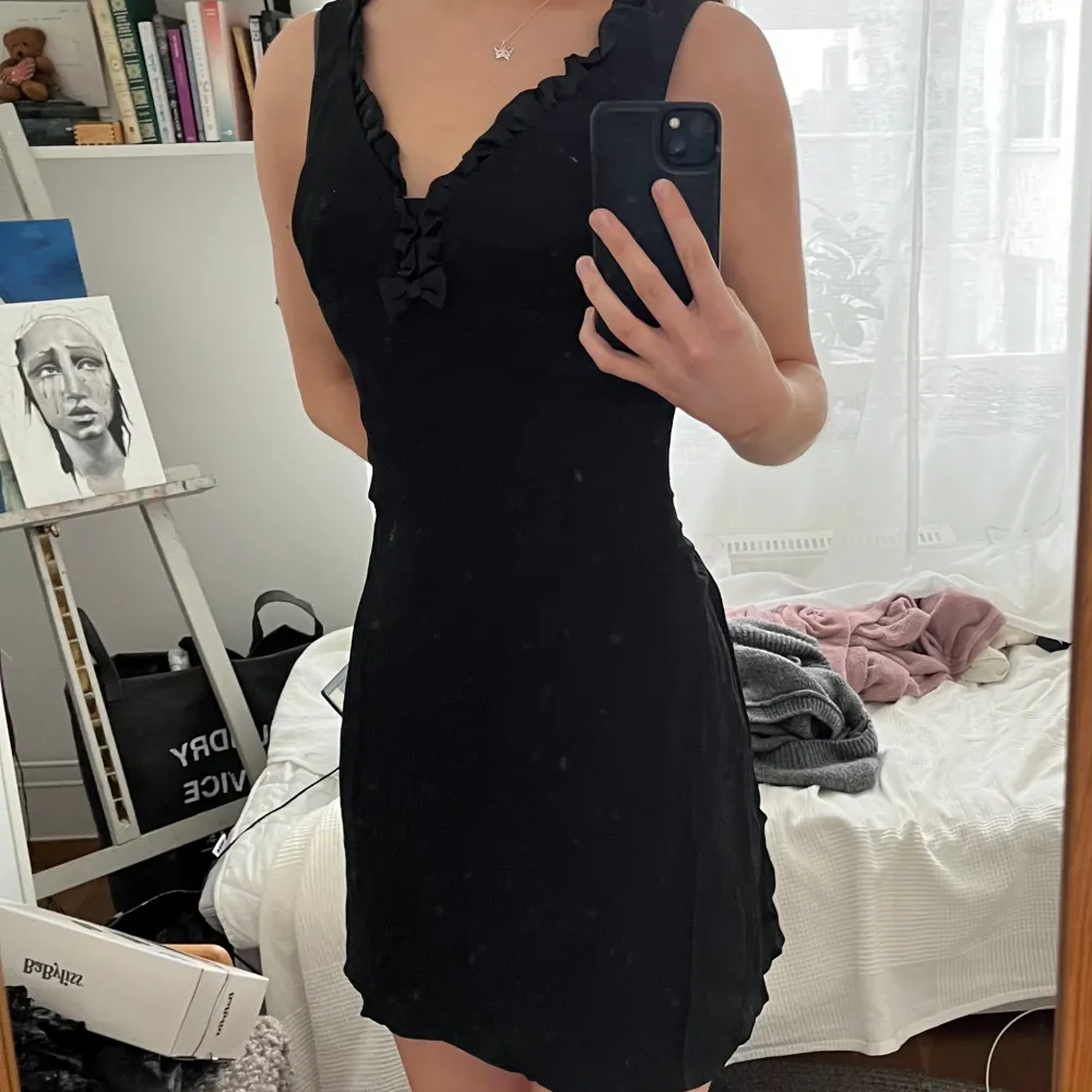 Super söt kort svart klänning med rosett fram, passar bra på mig som är 170 och har xs. Har en liten fläck som säkert går bort i tvätten. Klänningar.