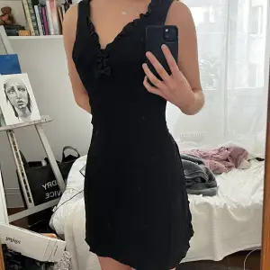 Super söt kort svart klänning med rosett fram, passar bra på mig som är 170 och har xs. Har en liten fläck som säkert går bort i tvätten