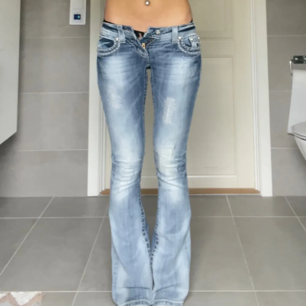 Världens snyggaste lågmidjade missme jeans i storlek 23 med utsvängda ben - liten storlek motsvarar typ xxs skulle jag säga. Jag på bilden är 166 cm lång och bär vanligtvis xs 🩷. Jeans & Byxor.