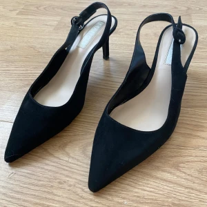 Klackar med spetsig tå  - Såå fina klackar från Mango. De har en liten slitning längst ner på klacken som man kan se på sista bilden. Annars är de i super fint skick🥰