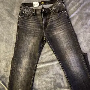 Säljer nu ett helt par splitter nya Lee Jeans, (Slim Rider)! Helt oanvända och OBS även etiketten sitter kvar. 10/10 skick och otroligt snygga!  Storlek: 31/32 Nypris: 1000kr