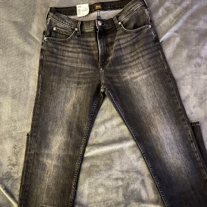 Jeans  - Säljer nu ett helt par splitter nya Lee Jeans, (Slim Rider)! Helt oanvända och OBS även etiketten sitter kvar. 10/10 skick och otroligt snygga!  Storlek: 31/32 Nypris: 1000kr