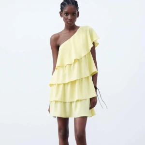 Intressekoll på min zara klänning - Intressekoll på min zara klänning☀️☀️ älskar denna klänningen så lägger endast ut för att kolla om bra bud. Är i Spanien nu så kan posta först om en månad ( i början på juni)💛💛