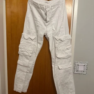 Cargo pants - Knappt använd cargp pants från pull and bear. Det tyvärr för långt på mig. Pris kan diskuteras 