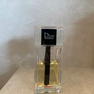 Dior homme sport - Fin sommarsoft samt gymdoft, komplimang magnet som sitter fint på huden.  