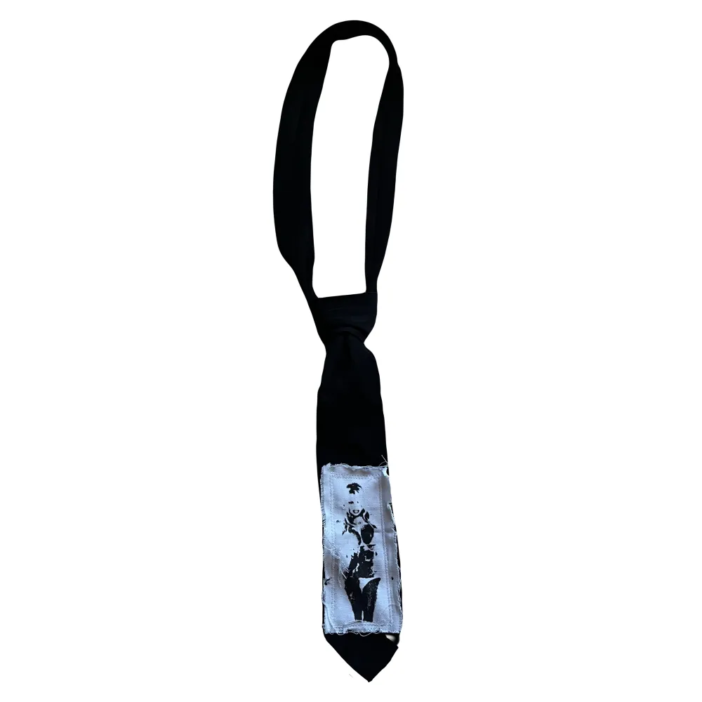 unik slips med tryck, min favorit accessoar därav priset 🖤. Övrigt.