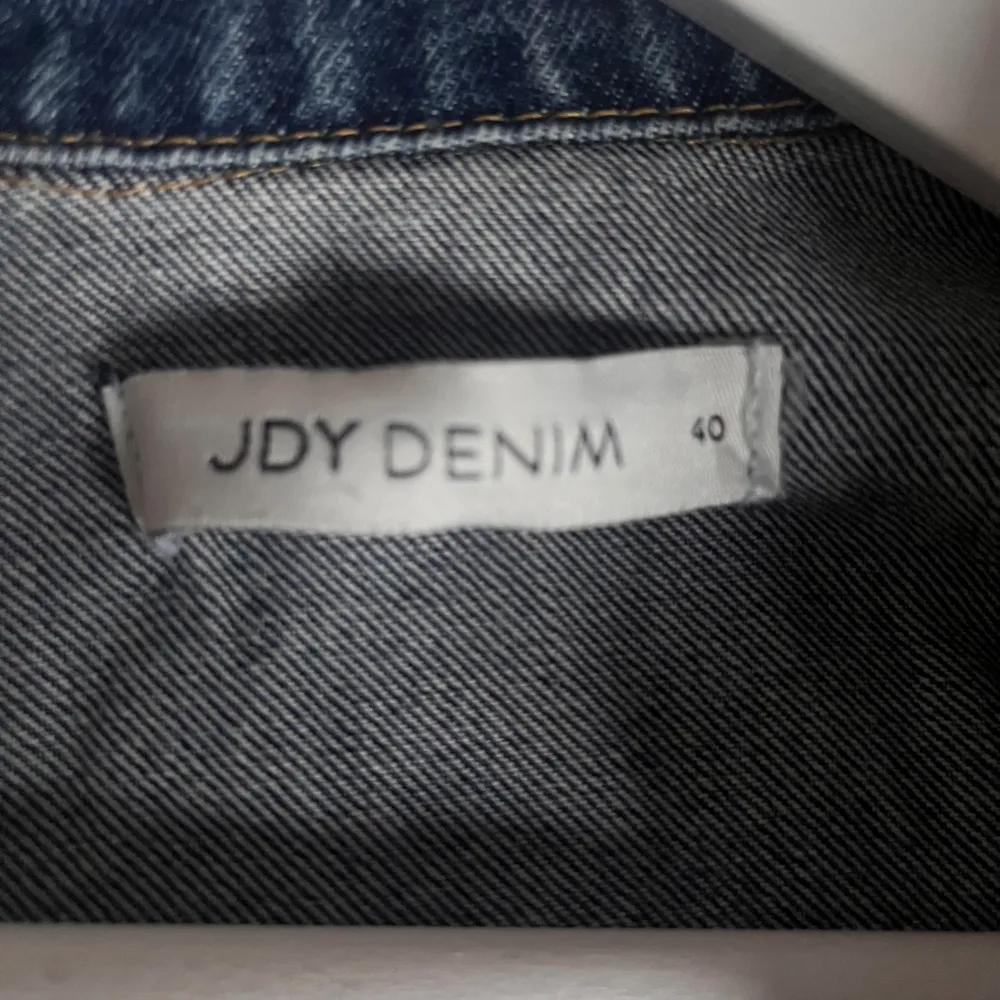 Snygg jeans jacka med snygga hål i💕 den är i storlek 40 men sitter bra på mig som har 36💕. Jackor.