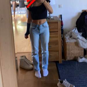 Mid jeans från Zara i storlek 34💗 Säljer då de ej passar. Inga defekter, hör av er vid frågor Midjemått 36 Innerbenslängd 80cm