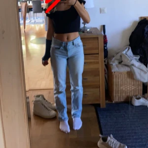 Zara jeans - Mid jeans från Zara i storlek 34💗 Säljer då de ej passar. Inga defekter, hör av er vid frågor Midjemått 36 Innerbenslängd 80cm