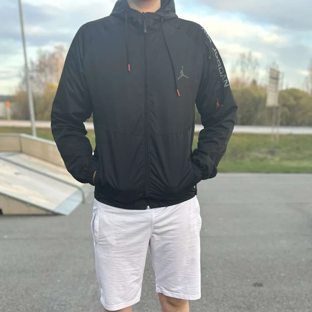 En fin hoodie i storlek L. Man kan använda den tex på sommarkvällarna när de blir kallt. Den är jätteskön i perfekt skick. Pris kan även diskuteras ✌🏼. Hoodies.
