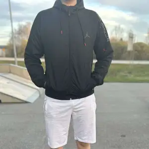 En fin hoodie i storlek L. Man kan använda den tex på sommarkvällarna när de blir kallt. Den är jätteskön i perfekt skick. Pris kan även diskuteras ✌🏼