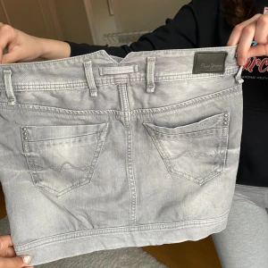Grå jeans kjol pepe jeans - Jätte fint skick och är i en super fin färg 