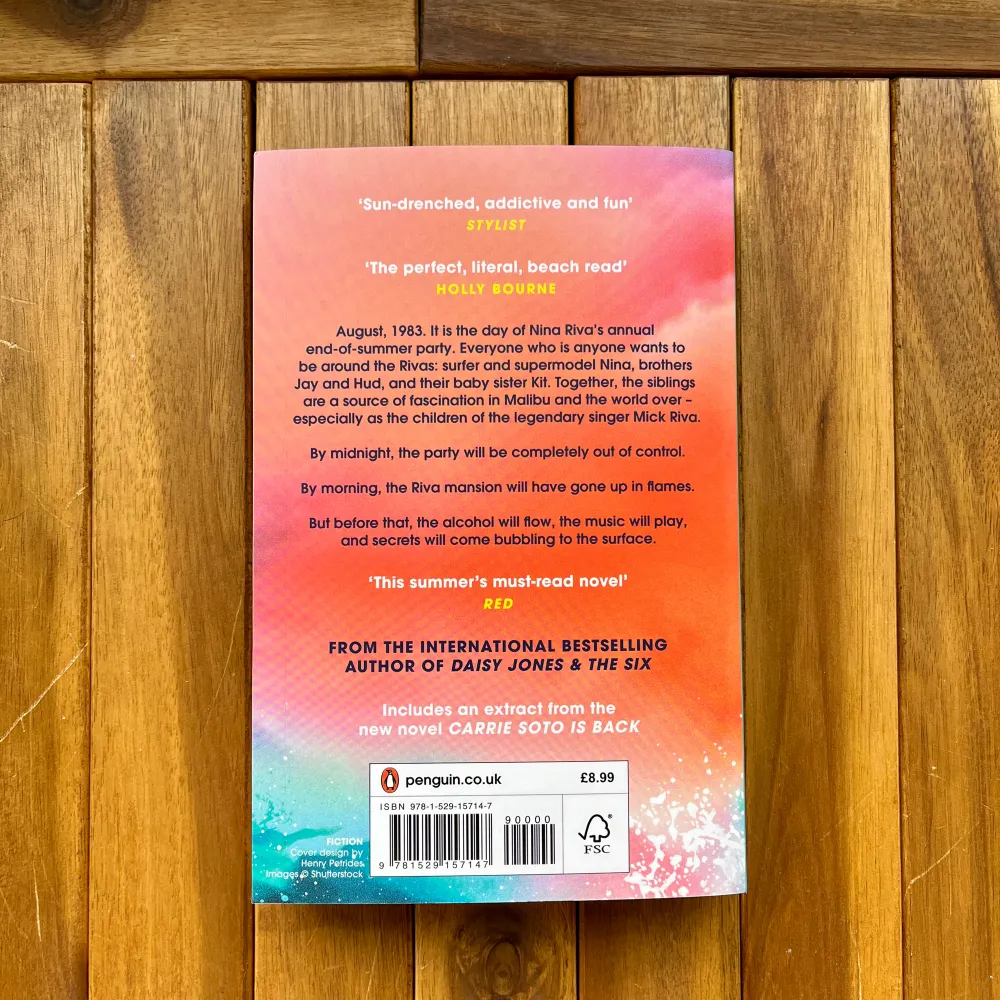 Malibu Rising, skriven av Taylor Jenkins Reid är en bok som har varit populär på tiktok och författaren har skrivit andra populära böcker. Boken är oläst och i bra skick.. Övrigt.