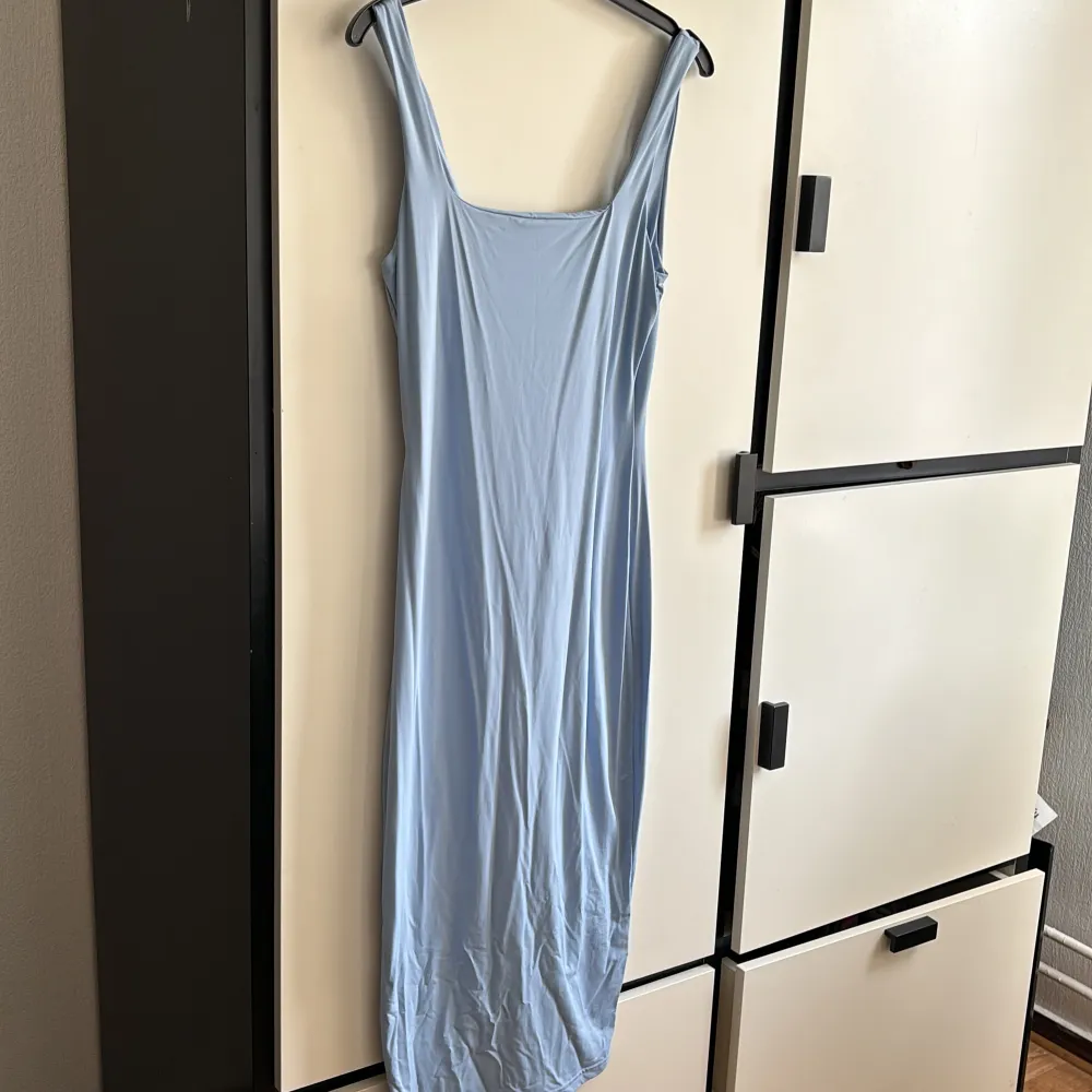 Baby blå klänning som har skönt material. Om det önskas kan jag ta fler bilder privat och visa de hur det sitter på♥️♥️. Klänningar.