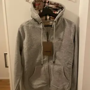 Säljer min väns schyssta burberry kofta som är i nyskick vid bra pris. Strlk, M OBS 1//1 Hör gärna av er vid intresse/frågor! :)