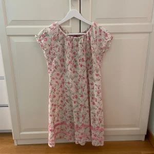 Blommig klänning - Så söt klänning med blommor på! Står ingen storlek på men skulle uppskatta att det är en small!