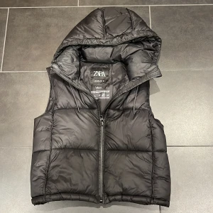 Väst - Svart väst från Zara i storlek S. Knappt använd.