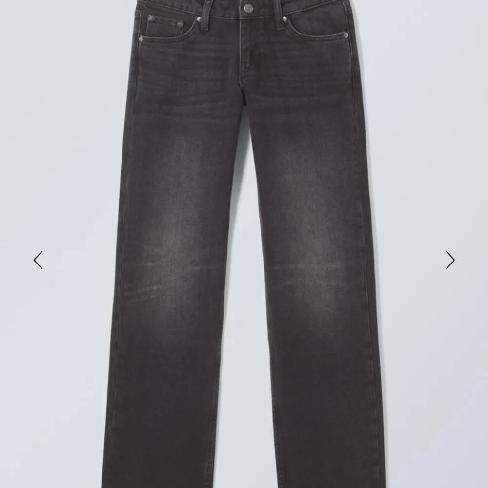 Skit snygga gråa weekday jeans, se rätt färg på sista bilden!   Ny pris:500kr. Jeans & Byxor.