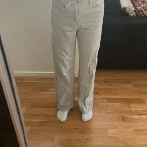 Ett par ljus gröna utsvängda jeans från Kappahl. - Jätte bra skick och är storlek 164, jag är 158cm och passa nästan perfekta använda max 5 gånger. 