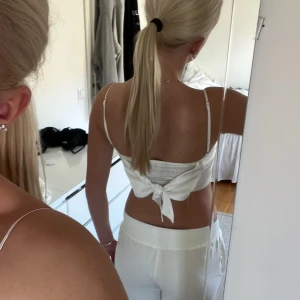 vit topp - superfin vit topp som man knyter bak🩷har en liten fläck på baksidan
