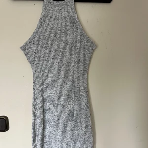 Tight klänning - Tajt kort klänning. Använd en del men inga defekter💗