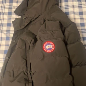 Canada goose  - Säljer en fin canada goose jacka använd cirka 1-2 månder, vid intresse skriv och kan fraktas!