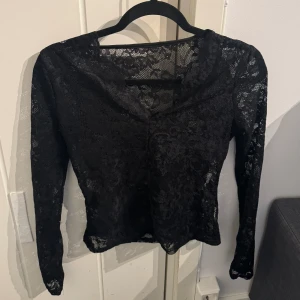 Spets tröja  - V ringad spets tröja, sitter tajt, aldrig använd och i fint skick 