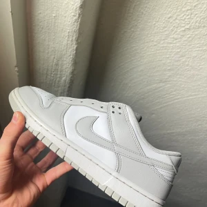 Nike dunk grey fog  - Säljer Nike dunks i nyskick, använda ungefär 5 gånger med crease skydd som du får med. Köpta på soleplus för 3000+ kr.  