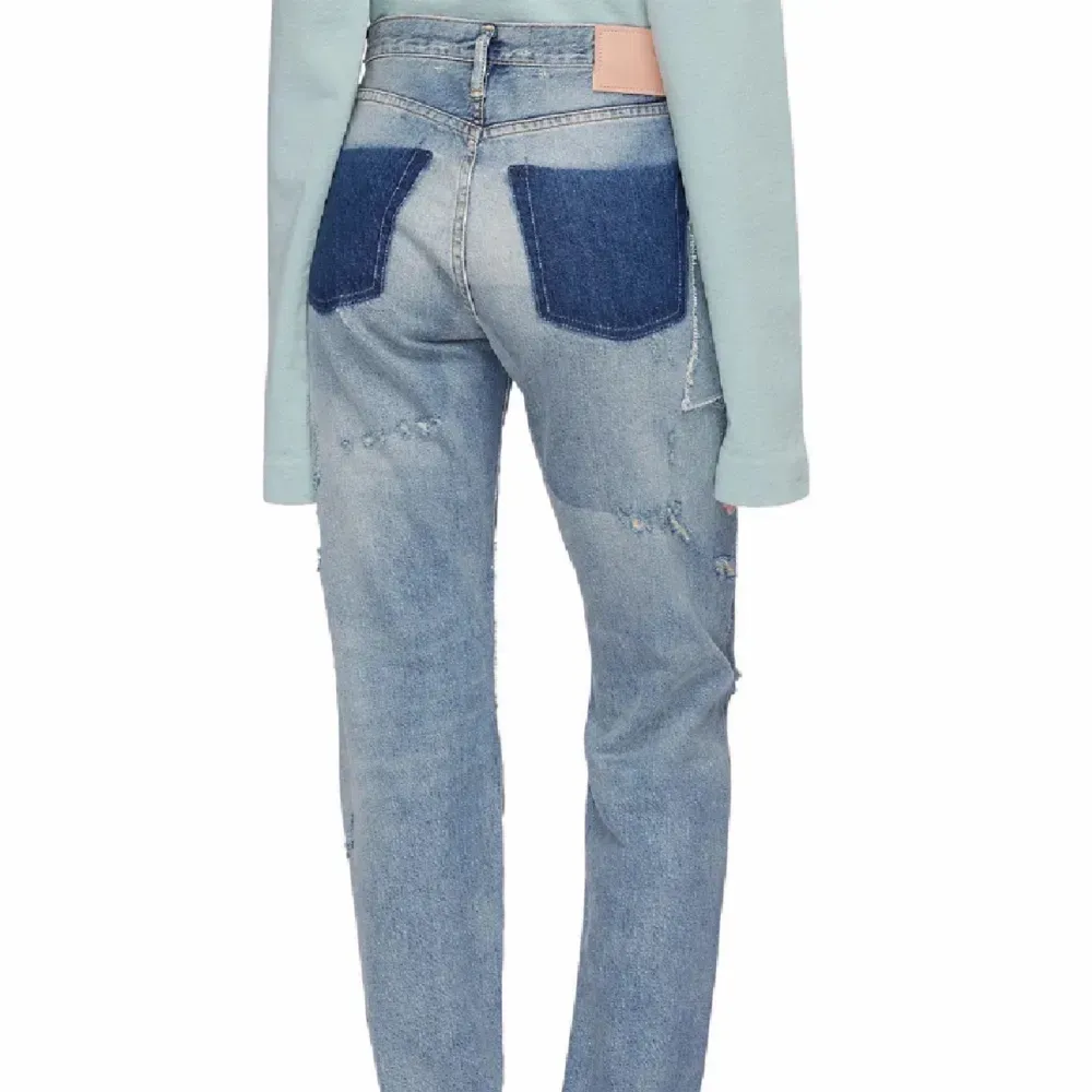Söker dessa acne jeans i 28/32, 29/32 eller 30/32 kan ev också ha längd 34😊till bra pris!!🌸 skriv om ni har eller vet någon som har de🌸. Jeans & Byxor.