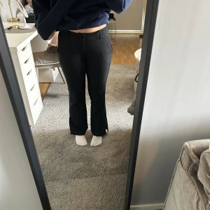 Svarta kostymbyxor  - Svarta kostymbyxor från bikbok, storlek 38 petite + frakt. 