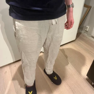 Linnébyxor beige - Tja, nu säljer jag mina linnébyxor i storlek L som är i bra skick förutom tre fläckar som finns på byxorna, dessa fläckar går nog att få väck via tvättmaskin så det är enkelt att lösa, annars är byxorna felfria, riktigt feta inför sommaren. Mvh!