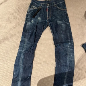 Dsquared2 jeans - Knappt använda jeans. Bandet på jeansen går att ta av. Kvitto finns