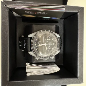 Omega X Moonswatch - Säljer en helt ny och oanvänd OMEGA x Swatch Mission to The Moon. Klockan är nyligen inköpt i Zurich och därför tillkommer en 2 års garanti. Box, Kvitto och även påse tillkommer.    