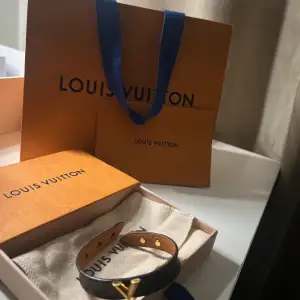 Äkta Lousie Vuitton armband. Använt få gånger och är i nyskick. (Har kvitto)🤍