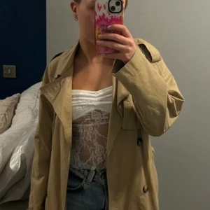 Spets topp - Säljer denna sjukt snygg spets topp!