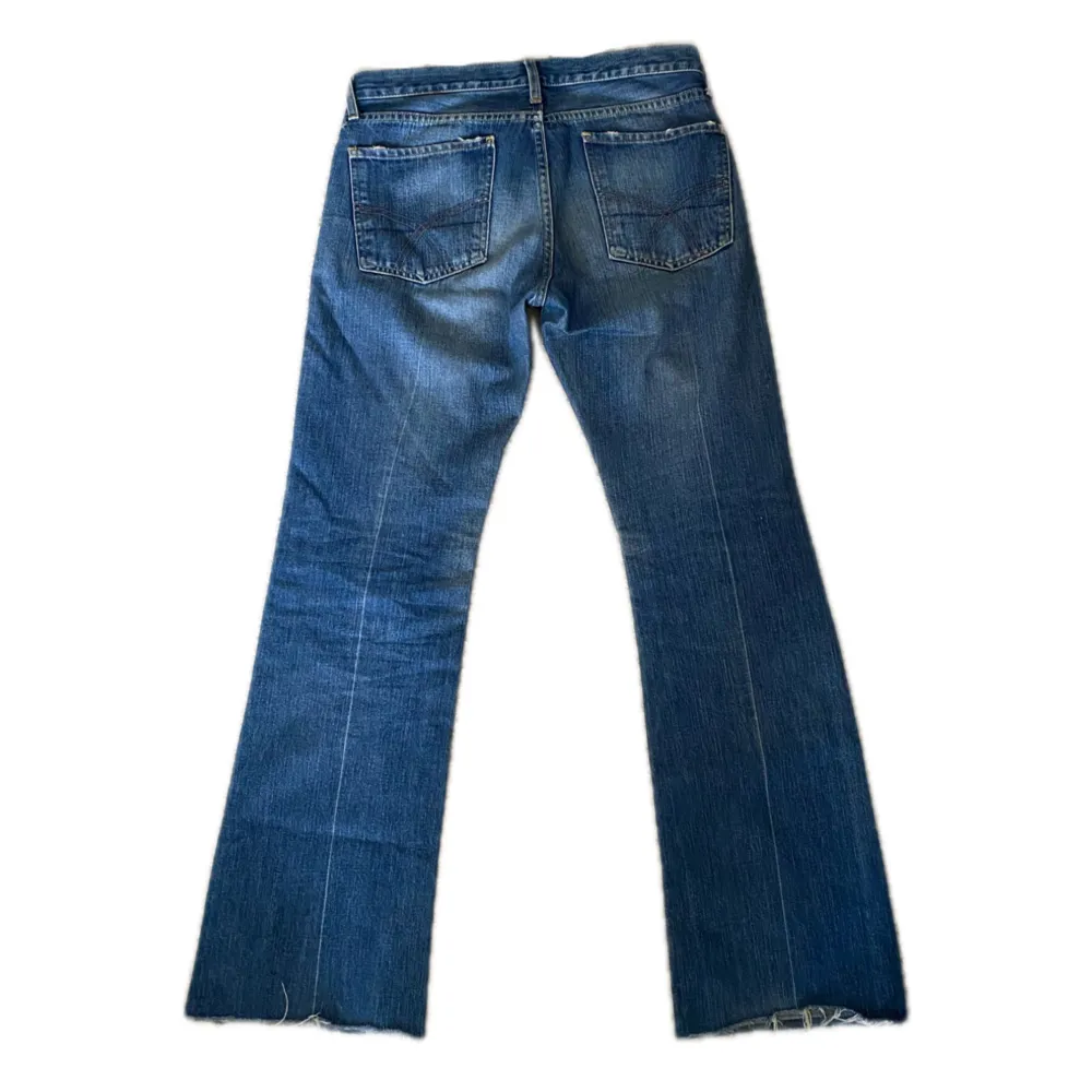 Låg midjade Bootcut jeans i storlek 28x32 (men de är klippta så skulle säga 30 i längd). Bra form och i gott skick! (Finns slitage vid fickorna och längst ner) . Jeans & Byxor.