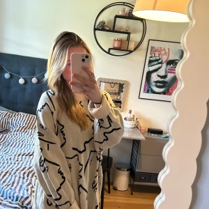 Stickad klänning - Säljer denna coola stickade klänningen! Säljer den då den inte kommer till användning. Använd endast en gång, som ny. Den är i storlek M, sitter därav inte så bra på mig🤍🖤 pris går att diskutera!!! Nypris: 500kr