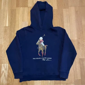 Polo Bear Hoddie - Säljer denna Polo Bear hoddie som är för liten för mig. Den är iprincip i nyskick.  Storleken är L 14/16 i barnstorlek men sitter ungefär som XS. 