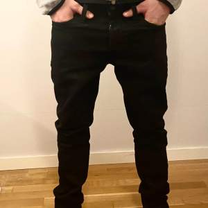 Säljer nu dessa svarta jack&jones Jeansen som är i bra skick och inte har några defekter! Använts cirka 2-3 gånger och är i storlek 29x32. Hör gärna av dig för mer info eller bilder tack!