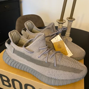 Adidas Yeezy boost 350 - Helt nya sneakers i storlek 46, säljes pga små i storlek och passar en med storlek 44. Färg grå 