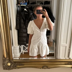 Studentklänning  - Säljer min fina studentklänning från Sável strl 34, köpt på Zalando förra året. Den sitter som en smäck! Jag är 1.60 men den passar definitivt om du är längre. Den har små missfärgningar i armhålan men är tvättad och är i övrigt som ny ☀️